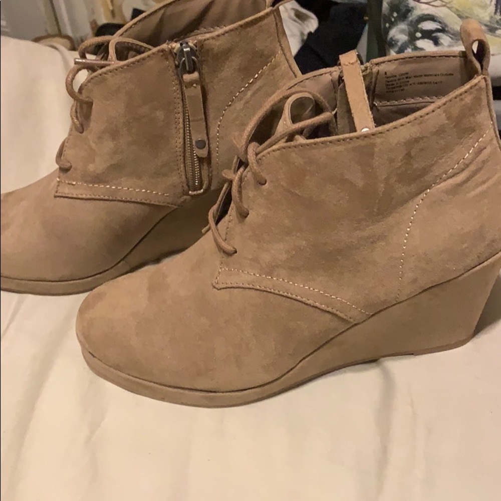 Taupe lace bootie size 8 wedge heels